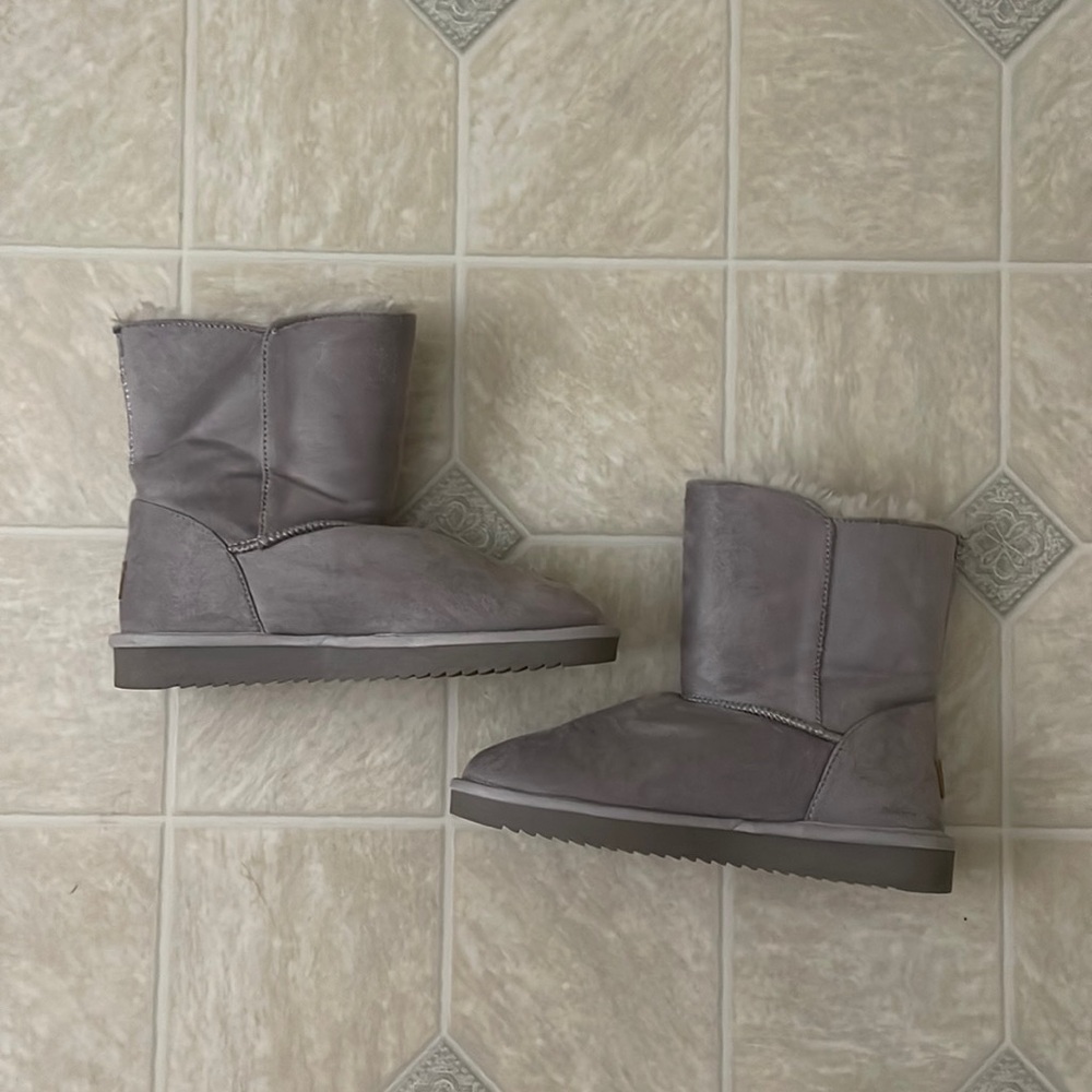 Camel Crown Fuzzy Boots - Picture 2 of 3